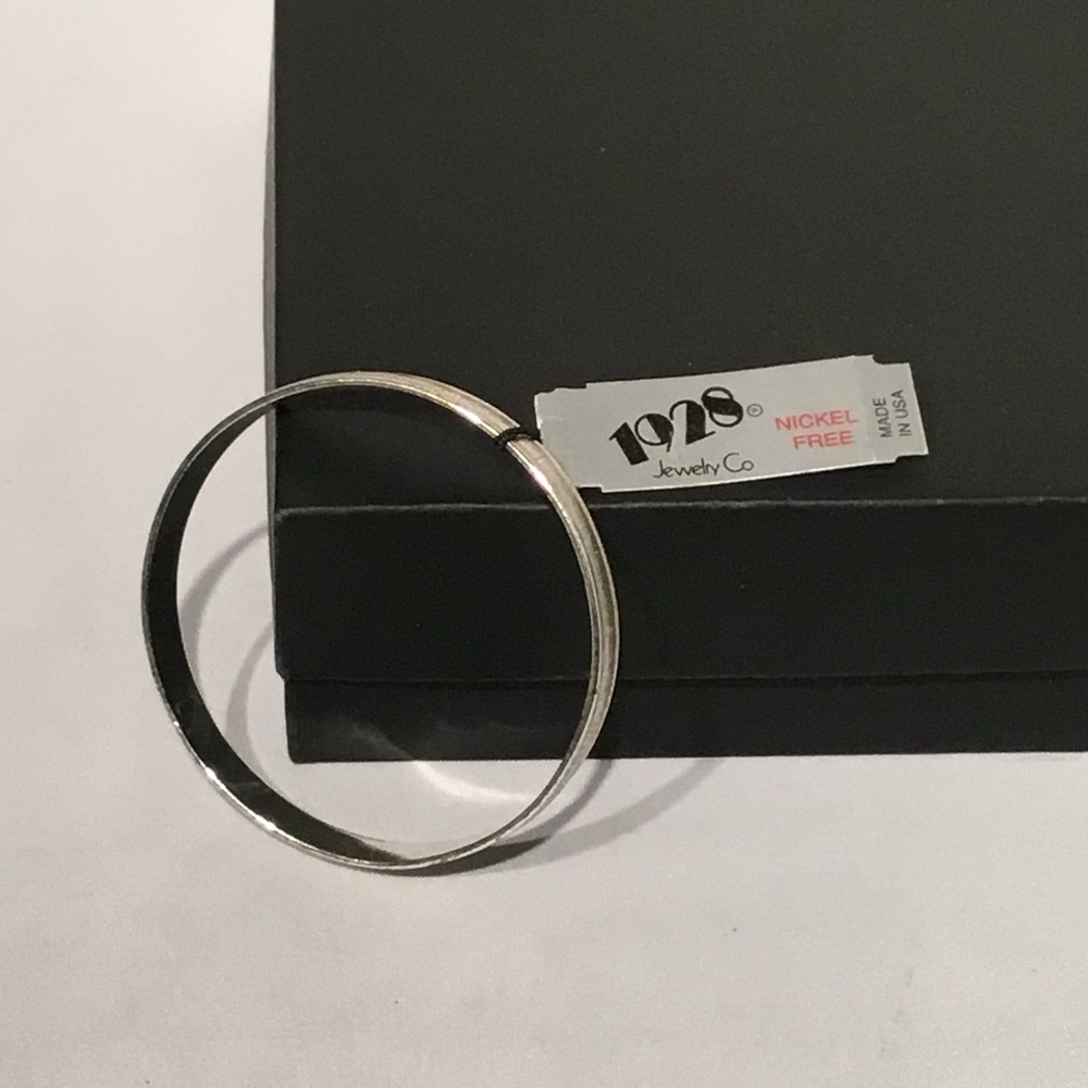 1928 Jewelry Co. Silver Tone Bangle